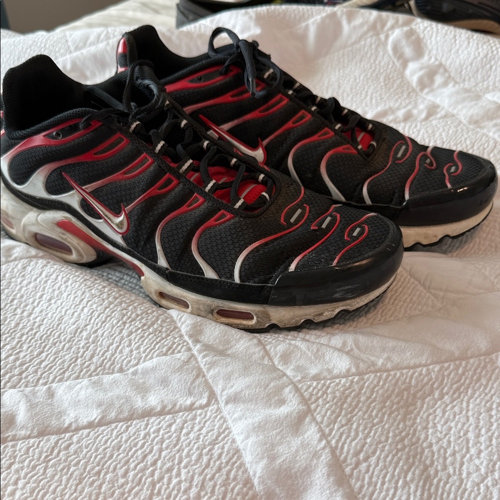 Nike Men's Black and Red Air Max Sneakers